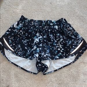 lululemon hotty hot 2.5” shorts size 8